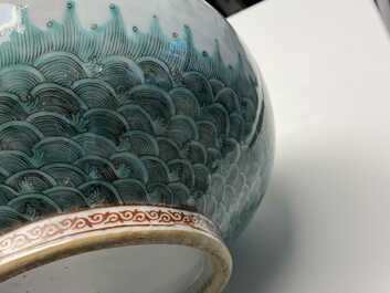 Un vase de forme bouteille en porcelaine de Chine au dragon appliqu&eacute;, 19&egrave;me