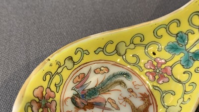 Cinq cuill&egrave;res en porcelaine de Chine famille rose et polychrome, marque et &eacute;poque de Jiaqing et de Daoguang