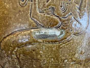 Une grande jarre de type martaban en gr&egrave;s &eacute;maill&eacute; brun &agrave; d&eacute;cor appliqu&eacute; de dragons, Qing