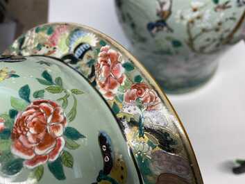Une paire de grands vases couverts en porcelaine de Chine famille rose de Canton, 19&egrave;me