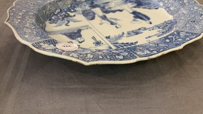 Een paar Chinese blauw-witte 'Xi Xiang Ji' ovale schotels, Qianlong