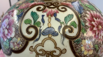 Un grand vase couvert de style famille rose en porcelaine de Samson, France, 19&egrave;me