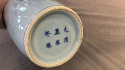 Un vase en porcelaine de Chine bleu de lavande monochrome, marque de Kangxi, 19&egrave;me