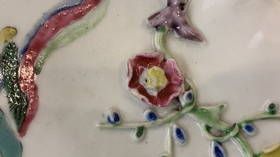Une paire de coupes en porcelaine de Chine famille rose &agrave; d&eacute;cor en relief, Yongzheng