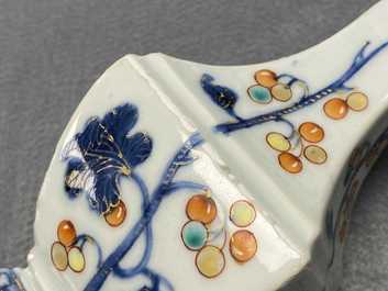 Une paire de vases dite 'du studio Pronk' en porcelaine de Chine, Qianlong