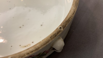 Deux th&eacute;i&egrave;res et une bo&icirc;te &agrave; quatre compartiments en porcelaine de Chine qianjiang cai, 19/20&egrave;me