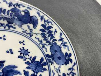 Deux assiettes et une tasse et soucoupe en porcelaine d'Arita en bleu et blanc, Japon, Edo, 17/18&egrave;me