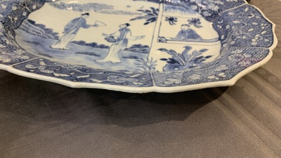 Une paire de plats de forme ovale en porcelaine de Chine en bleu et blanc &agrave; d&eacute;cor d'une sc&egrave;ne du 'Xi Xiang Ji', Qianlong