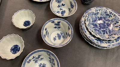 Six tasses et soucoupes et onze vases miniatures en porcelaine de Chine en bleu et blanc, Kangxi