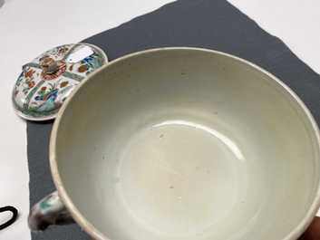 A Chinese famille verte porringer bowl and cover, Kangxi