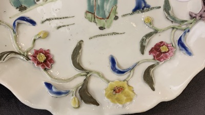 Une paire de coupes en porcelaine de Chine famille rose &agrave; d&eacute;cor en relief, Yongzheng