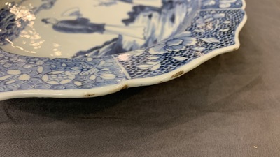 Een paar Chinese blauw-witte 'Xi Xiang Ji' ovale schotels, Qianlong