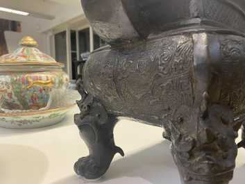 Een grote Chinese bronzen wierookbrander met deksel, Ming