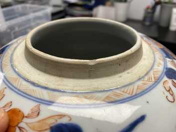 Une jarre en porcelaine de Chine de style Imari &agrave; d&eacute;cor de ph&eacute;nix et de qilins, Kangxi