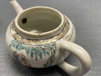 Deux th&eacute;i&egrave;res miniatures en porcelaine de Chine famille rose, Yongzheng/Qianlong