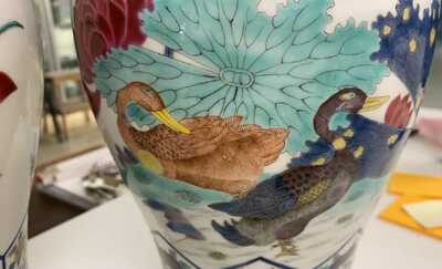 Une paire de vases couverts en porcelaine de Chine famille rose &agrave; d&eacute;cor de canards mandarins, marque de Kangxi, R&eacute;publique
