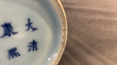 Un vase en porcelaine de Chine bleu de lavande monochrome, marque de Kangxi, 19&egrave;me