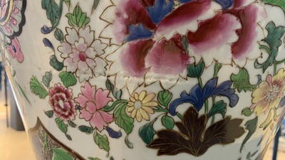 Un grand vase couvert de style famille rose en porcelaine de Samson, France, 19&egrave;me