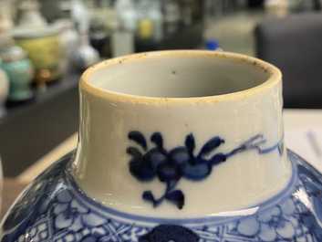 Une garniture de cinq vases en porcelaine de Chine en bleu et blanc &agrave; d&eacute;cor floral, Qianlong