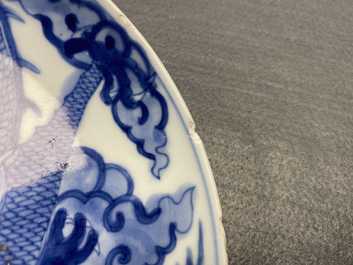 Une coupe en porcelaine de Chine bleu et blanc &agrave; d&eacute;cor d'un dragon, marque et &eacute;poque de Yongzheng