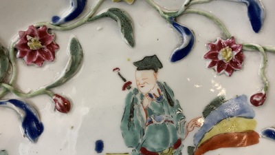 Een paar Chinese famille rose schotels met reli&euml;fdecor, Yongzheng