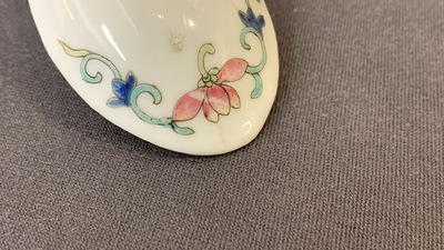 Cinq cuill&egrave;res en porcelaine de Chine famille rose et polychrome, marque et &eacute;poque de Jiaqing et de Daoguang