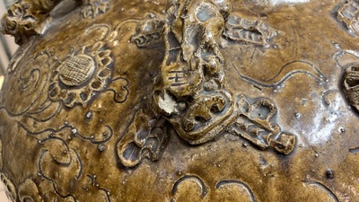 Une grande jarre de type martaban en gr&egrave;s &eacute;maill&eacute; brun &agrave; d&eacute;cor appliqu&eacute; de lions bouddhistes, Ming