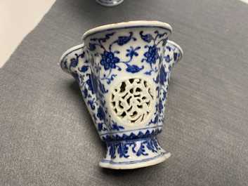 Een paar zeldzame Chinese blauw-witte drielobbige dubbelwandig opengewerkte libation cups, Qianlong