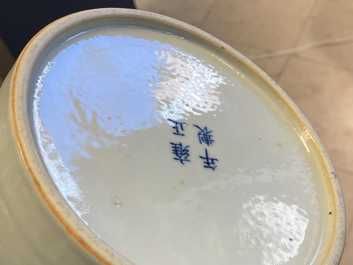Un vase en porcelaine de Chine famille rose, marque de Yongzheng, 19/20&egrave;me