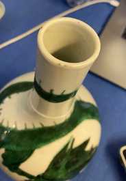 Un vase de forme bouteille en porcelaine de Chine famille verte, marque de Kangxi, 19&egrave;me