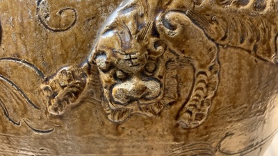 Une grande jarre de type martaban en gr&egrave;s &eacute;maill&eacute; brun &agrave; d&eacute;cor appliqu&eacute; de lions bouddhistes, Ming