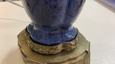 Une paire de vases en porcelaine de Chine &agrave; fond bleu mont&eacute;s en candelabres en bronze, Kangxi et 19&egrave;me