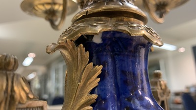 Une paire de vases en porcelaine de Chine &agrave; fond bleu mont&eacute;s en candelabres en bronze, Kangxi et 19&egrave;me