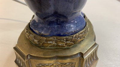 Une paire de vases en porcelaine de Chine &agrave; fond bleu mont&eacute;s en candelabres en bronze, Kangxi et 19&egrave;me