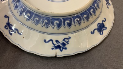 Six assiettes en porcelaine de Chine en bleu et blanc &agrave; d&eacute;cor floral, marque de Chenghua, Kangxi