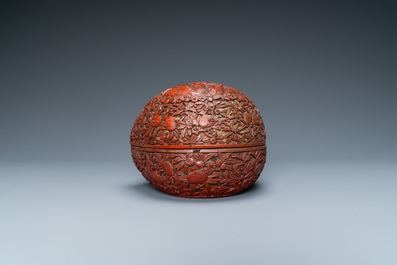 Een Chinese perzikvormige dekseldoos in rood lakwerk, Kangxi