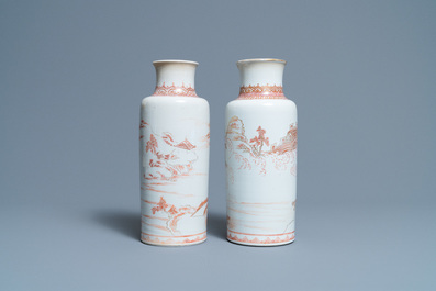 Deux vases de forme rouleau en porcelaine de Chine en rouge de fer et dor&eacute;, Kangxi
