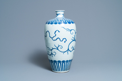 A Chinese blue and white 'meiping' vase with a dragon, Wanli mark, 19th C.