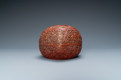 Een Chinese perzikvormige dekseldoos in rood lakwerk, Kangxi