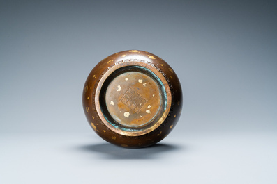 Een Chinese met goud bespatte bronzen vaas, Qianlong merk, Qing