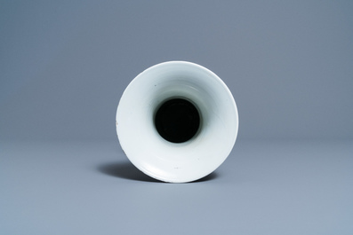 Un vase de forme 'yenyen' en porcelaine de Chine famille verte, Kangxi