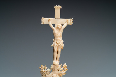 Un crucifix avec Christ et Marie Madeleine en ivoire sculpt&eacute;, 18&egrave;me