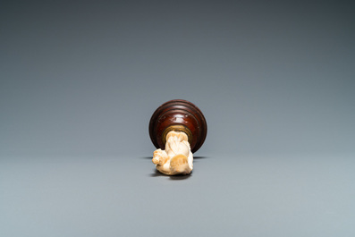 Une statue d'une jeune femme en ivoire sculpt&eacute; v&ecirc;tue d&rsquo;un drap&eacute; &agrave; l&rsquo;antique et portant un vase, probablement Dieppe, France, 19&egrave;me