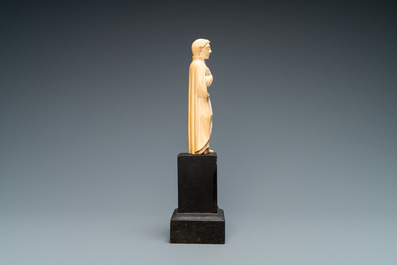 Une statue d'un saint en ivoire sculpt&eacute;, indo-portugais, probablement Goa, 17/18&egrave;me