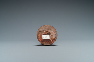 Une statue d'une jeune femme en ivoire sculpt&eacute; v&ecirc;tue d&rsquo;un drap&eacute; &agrave; l&rsquo;antique et portant un vase, probablement Dieppe, France, 19&egrave;me