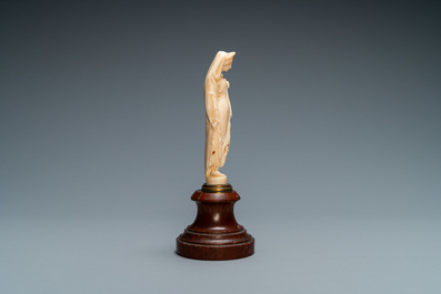 Une statue d'une jeune femme en ivoire sculpt&eacute; v&ecirc;tue d&rsquo;un drap&eacute; &agrave; l&rsquo;antique et portant un vase, probablement Dieppe, France, 19&egrave;me
