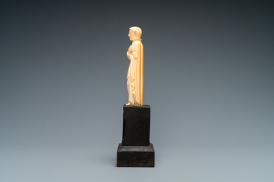 Une statue d'un saint en ivoire sculpt&eacute;, indo-portugais, probablement Goa, 17/18&egrave;me