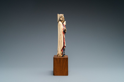 Une statue de Saint Pierre en ivoire sculpt&eacute; avec rehauts de polychromie, 19&egrave;me