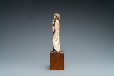 Een gepolychromeerde ivoren figuur van Sint-Pieter, 19e eeuw