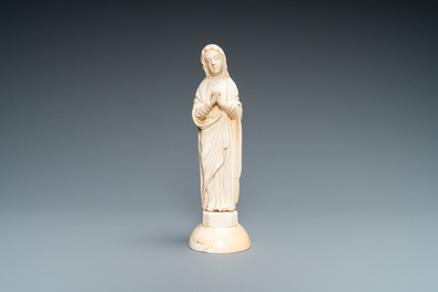 Een ivoren figuur van een Madonna, wellicht Dieppe, Frankrijk, 19e eeuw